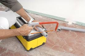 tuyaux-en-pvc-et-une-scie-a-metaux